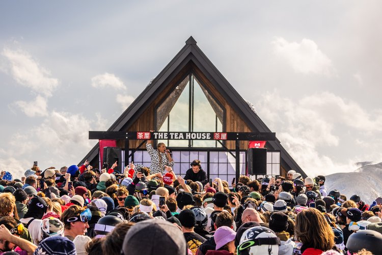 snow machine with crowd